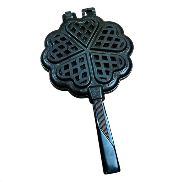 Nordic Ware Sweetheart Waffler Heart Shaped Waffle Maker Cast Aluminum #01705 - Picture 1 of 10
